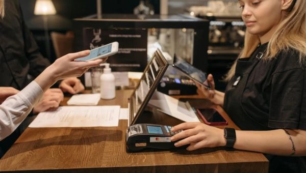 Mora li caffe bar odmah izdati račun?